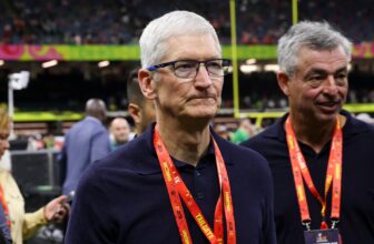 Apple’s Inventory Worth Falls After Exec Says It Is Contemplating Injecting Safari With AI